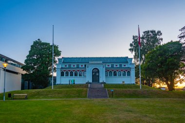 İsveç 'in Vaxjo kentindeki müze günbatımı manzarası