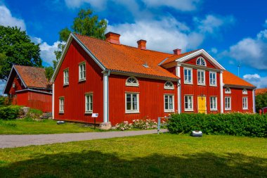 İsveç 'in Vaxjo kasabasında renkli kereste evleri.