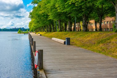 İsveç 'in Vaxjo kasabasında bir gün boyunca Lakeside gezinti alanı.