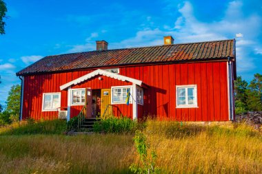Vadstena yakınlarındaki kırmızı kereste çiftliği.