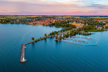 İsveç 'in Vadstena kenti ve kalesinin günbatımı manzarası.