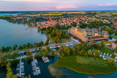 İsveç 'in Vadstena kenti ve kalesinin günbatımı manzarası.
