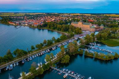 İsveç 'in Vadstena kenti ve kalesinin günbatımı manzarası.