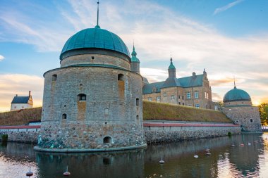 İsveç 'teki Vadstena şatosunun gün batımı manzarası.