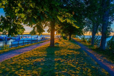 İsveç 'in Vadstena kentinde gün batımı manzarası.