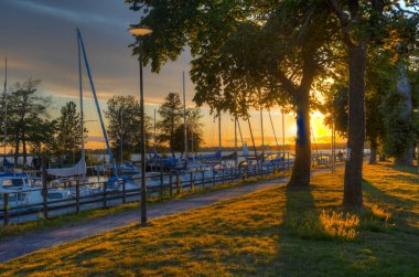 İsveç 'in Vadstena kentinde gün batımı manzarası.