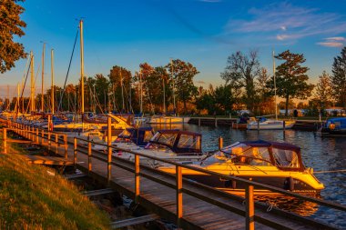 İsveç 'in Vadstena kentinde gün batımı manzarası.