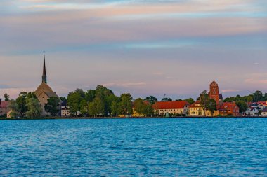 İsveç 'in Vadstena kentinin gün batımı manzarası.