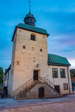 İsveç 'in Vadstena kentindeki belediye binasının gün batımı manzarası.