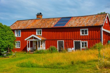 Vadstena yakınlarındaki kırmızı kereste çiftliği.