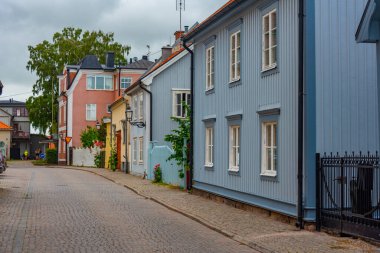 İsveç 'in Vadstena kasabasında renkli evler.