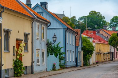 İsveç 'in Vadstena kasabasında renkli evler.