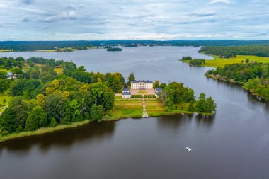 Stjernsund Kalesi İsveç 'te bulutlu bir günde izlendi.