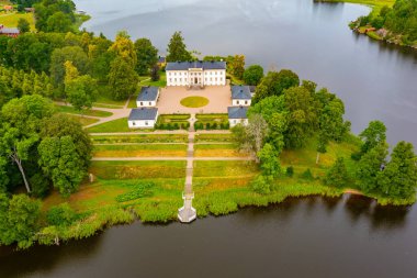 Stjernsund Kalesi İsveç 'te bulutlu bir günde izlendi.