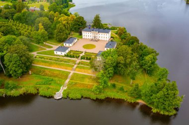 Stjernsund Kalesi İsveç 'te bulutlu bir günde izlendi.