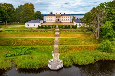 Stjernsund Kalesi İsveç 'te bulutlu bir günde izlendi.