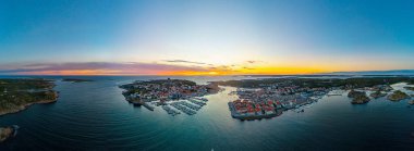 İsveç 'in Marstrand kentinin gün batımı manzarası.