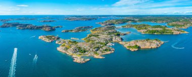 İsveç 'te Fjallbacka yakınlarında Bohuslan kıyıları.