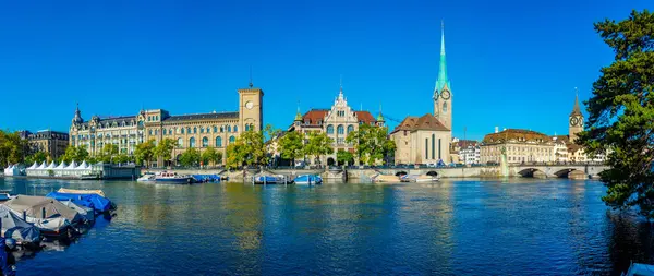 Panoramiczny Widok Historyczne Centrum Zurychu Słynnym Kościołem Fraumunster Rzeką Limmat — Zdjęcie stockowe