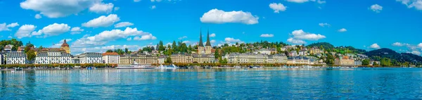 Nabrzeże Jeziora Lucerna Kościołem Luzern Szwajcaria — Zdjęcie stockowe