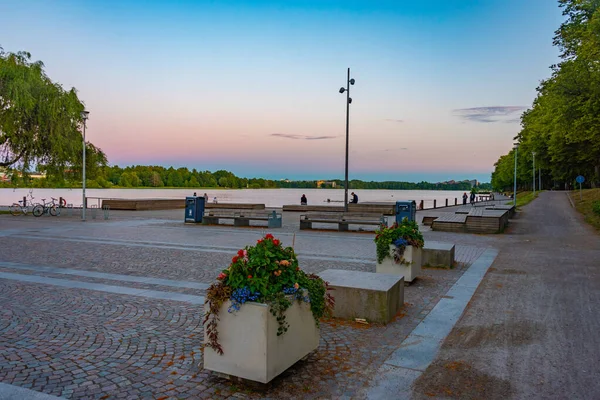 İsveç 'in Vaxjo kasabasında Lakeside gezinti güvertesi.