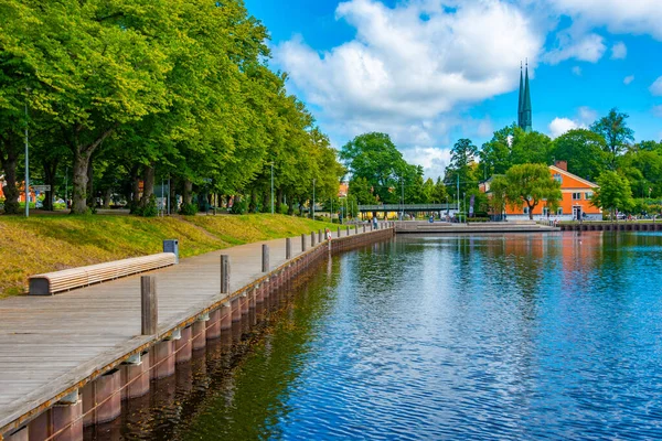 スウェーデンの町Vaxjoの湖畔の遊歩道一日中 — ストック写真