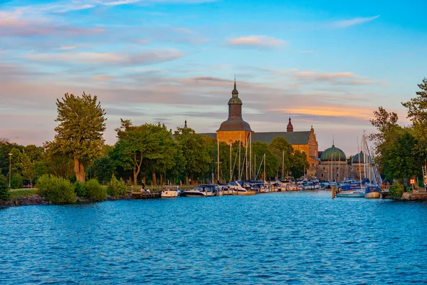 スウェーデンのマリーナとVadstena城の夕日の景色 — ストック写真