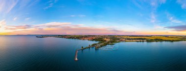 İsveç 'in Vadstena kenti ve kalesinin günbatımı manzarası.