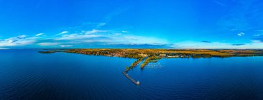 İsveç 'in Vadstena kenti ve kalesinin günbatımı manzarası.