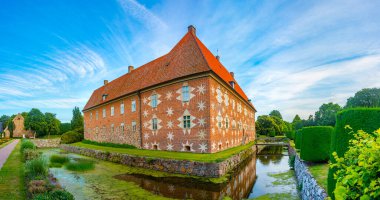 İsveç 'teki Krapperup Kalesi' nin günbatımı görünümü.