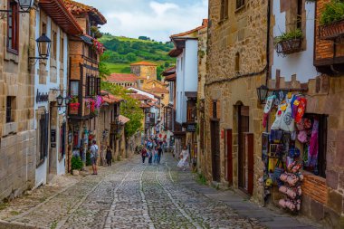 Santillana del Mar, İspanya, 12 Haziran 2022: İnsanlar İspanya 'da Santillana del Mar' ın ortaçağ sokaklarında geziniyorlar.