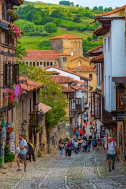 Santillana del Mar, İspanya, 12 Haziran 2022: İnsanlar İspanya 'da Santillana del Mar' ın ortaçağ sokaklarında geziniyorlar.