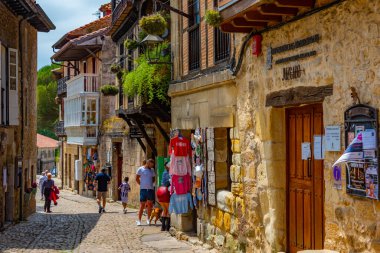 Santillana del Mar, İspanya, 12 Haziran 2022: İnsanlar İspanya 'da Santillana del Mar' ın ortaçağ sokaklarında geziniyorlar.