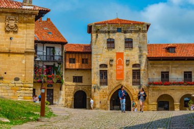 Santillana del Mar, İspanya, 12 Haziran 2022: İnsanlar İspanya 'da Santillana del Mar' ın ortaçağ sokaklarında geziniyorlar.