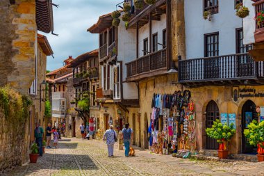Santillana del Mar, İspanya, 12 Haziran 2022: İnsanlar İspanya 'da Santillana del Mar' ın ortaçağ sokaklarında geziniyorlar.