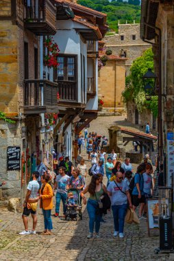 Santillana del Mar, İspanya, 12 Haziran 2022: İnsanlar İspanya 'da Santillana del Mar' ın ortaçağ sokaklarında geziniyorlar.