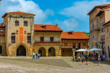 Santillana del Mar, İspanya, 12 Haziran 2022: İspanya 'da Santillana del Mar' da belediye binasının manzarası.