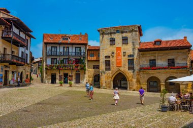 Santillana del Mar, İspanya, 12 Haziran 2022: İspanya 'da Santillana del Mar' da belediye binasının manzarası.