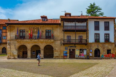Santillana del Mar, İspanya, 12 Haziran 2022: İnsanlar İspanya 'da Santillana del Mar' ın ortaçağ sokaklarında geziniyorlar.