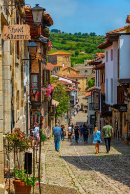 Santillana del Mar, İspanya, 12 Haziran 2022: İnsanlar İspanya 'da Santillana del Mar' ın ortaçağ sokaklarında geziniyorlar.