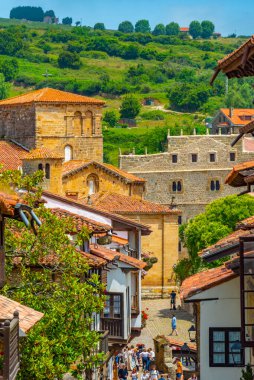 Santillana del Mar, İspanya, 12 Haziran 2022: İnsanlar İspanya 'da Santillana del Mar' ın ortaçağ sokaklarında geziniyorlar.