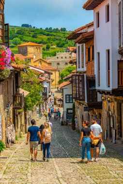 Santillana del Mar, İspanya, 12 Haziran 2022: İnsanlar İspanya 'da Santillana del Mar' ın ortaçağ sokaklarında geziniyorlar.