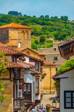 Santillana del Mar, İspanya, 12 Haziran 2022: İnsanlar İspanya 'da Santillana del Mar' ın ortaçağ sokaklarında geziniyorlar.