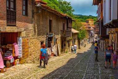 Santillana del Mar, İspanya, 12 Haziran 2022: İnsanlar İspanya 'da Santillana del Mar' ın ortaçağ sokaklarında geziniyorlar.