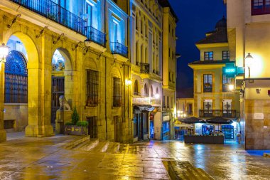 Oviedo, İspanya, 11 Haziran 2022: İspanya 'nın Oviedo kentindeki bir caddenin gece manzarası.