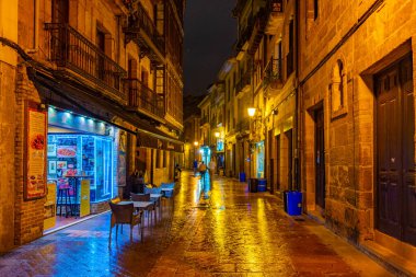Oviedo, İspanya, 11 Haziran 2022: İspanya 'nın Oviedo kentindeki bir caddenin gece manzarası.
