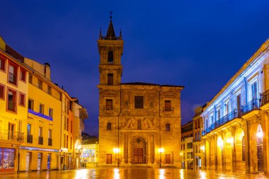 Oviedo, İspanya, 11 Haziran 2022: İspanya 'nın Oviedo kentindeki Iglesia de San Isidoro el Real gece manzarası.