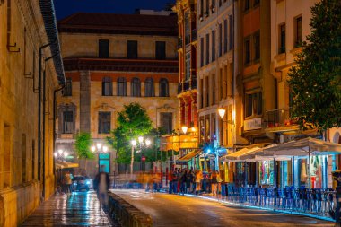 Oviedo, İspanya, 11 Haziran 2022: İspanya 'nın Oviedo kentindeki bir caddenin gece manzarası.
