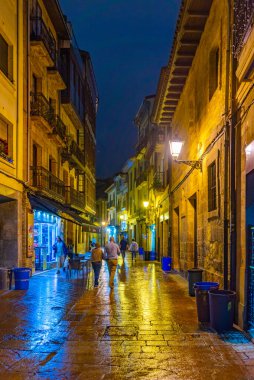 Oviedo, İspanya, 11 Haziran 2022: İspanya 'nın Oviedo kentindeki bir caddenin gece manzarası.