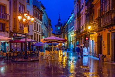 Oviedo, İspanya, 11 Haziran 2022: İspanya 'nın Oviedo kentindeki bir caddenin gece manzarası.